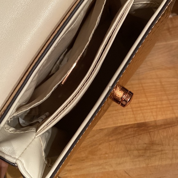 💕🌟Sondra Roberts Crocodile Textured Crossbody, Metallic Rose Gold - Picture 9 of 16